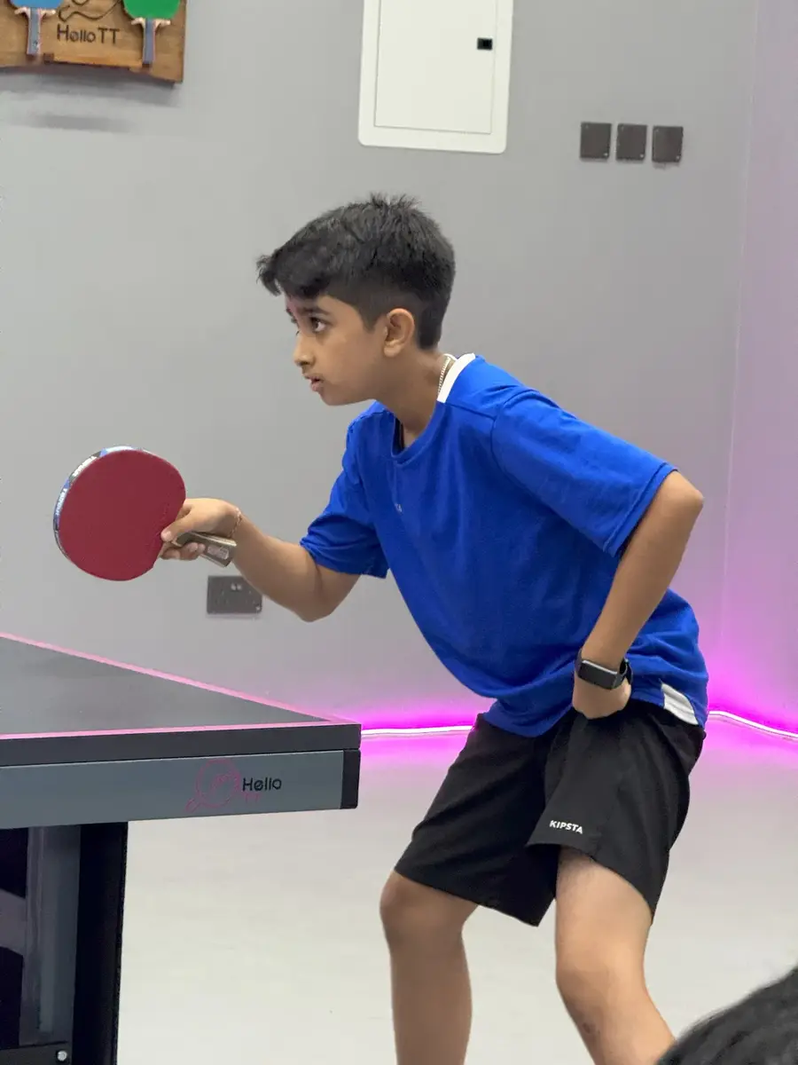 A young player serving in the summer tournament
